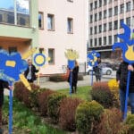 happening Kwiaty dla Ukrainy przed rektoratem PWSZ