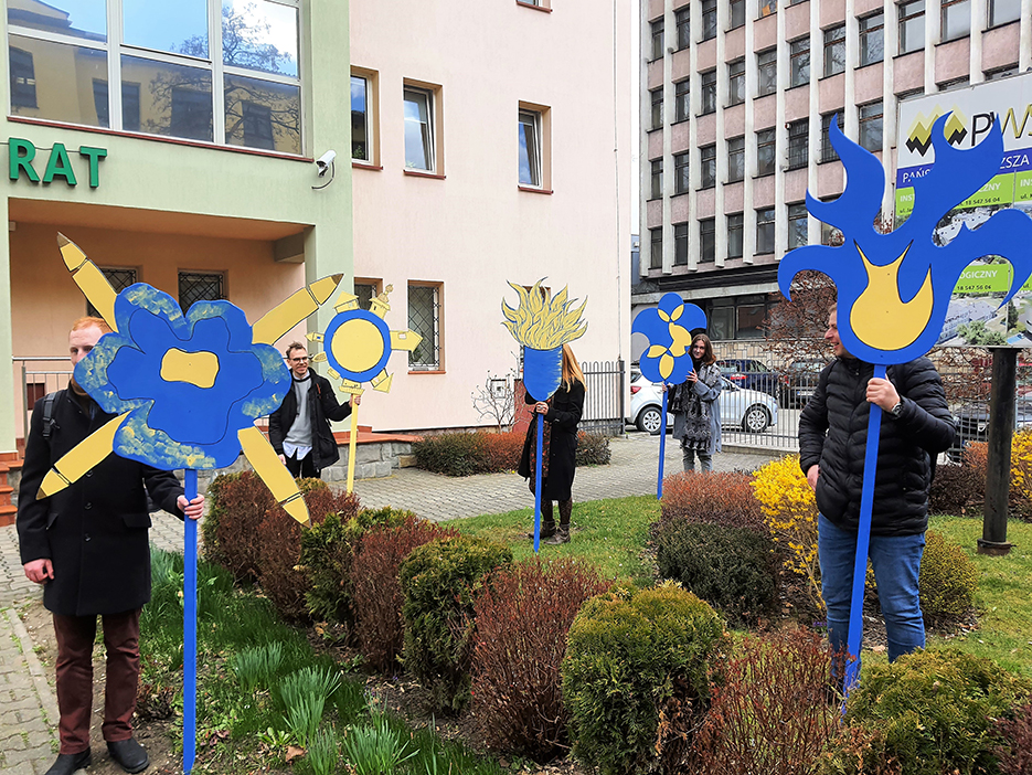 happening Kwiaty dla Ukrainy przed rektoratem PWSZ