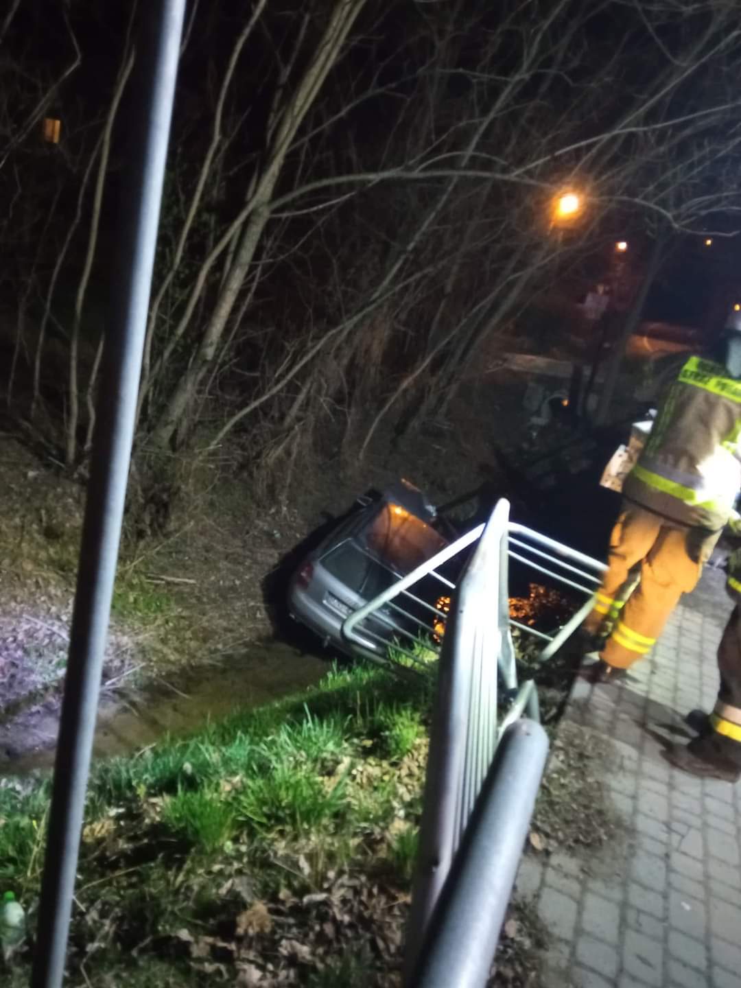 Korzenna samochód w potoku