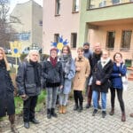 happening Kwiaty dla Ukrainy przed rektoratem sądeckiej uczelni