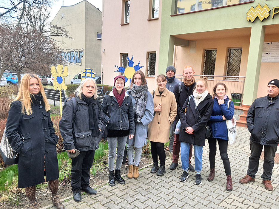 happening Kwiaty dla Ukrainy przed rektoratem sądeckiej uczelni