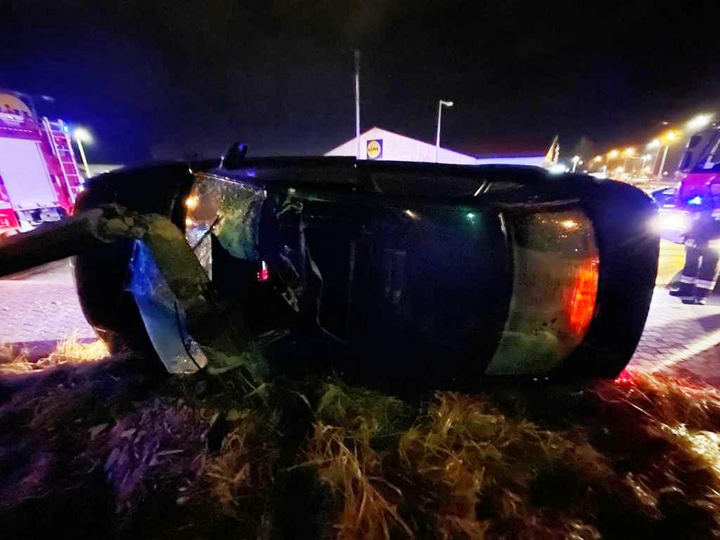 Nowy Sącz, ul. Łukasińskiego- samochód osobowy wypadł z drogi i złamał betonową latarnie