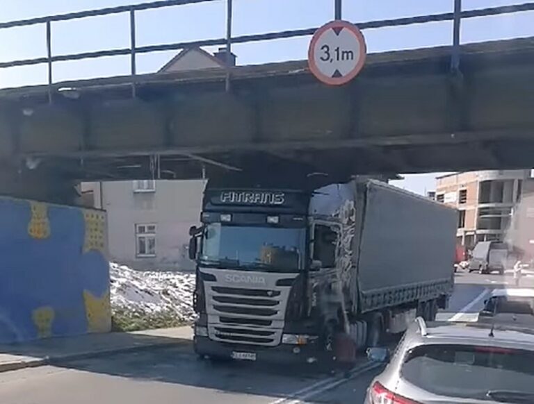 Nowy Sącz. Znów ciężarówka utknęła pod wiaduktem