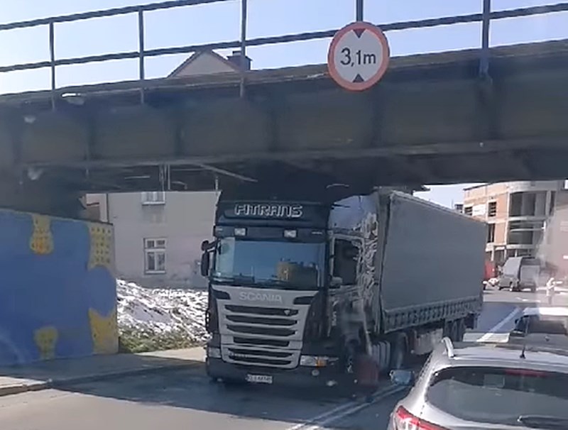 wiadukt, ulica Węgierska, ciężarówka