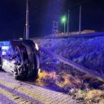Nowy Sącz, ul. Łukasińskiego- samochód osobowy wypadł z drogi i złamał betonową latarnie