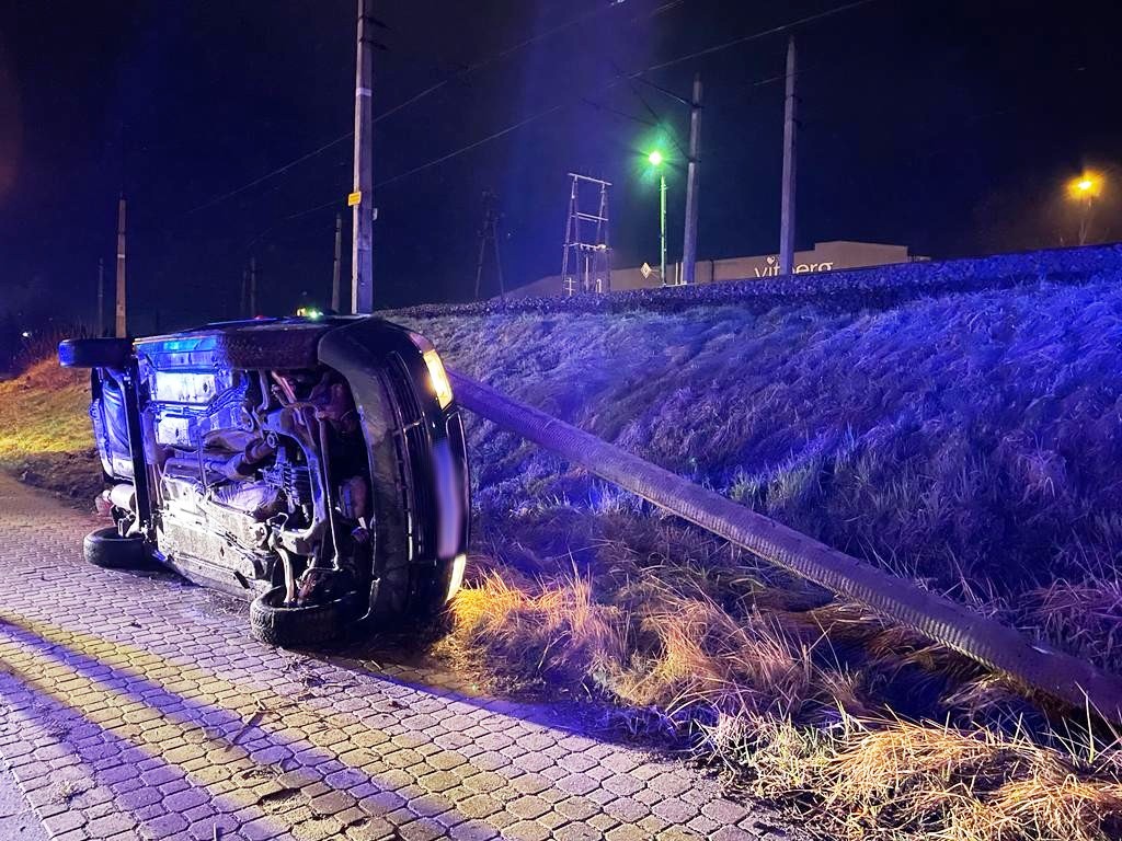 Nowy Sącz, ul. Łukasińskiego- samochód osobowy wypadł z drogi i złamał betonową latarnie