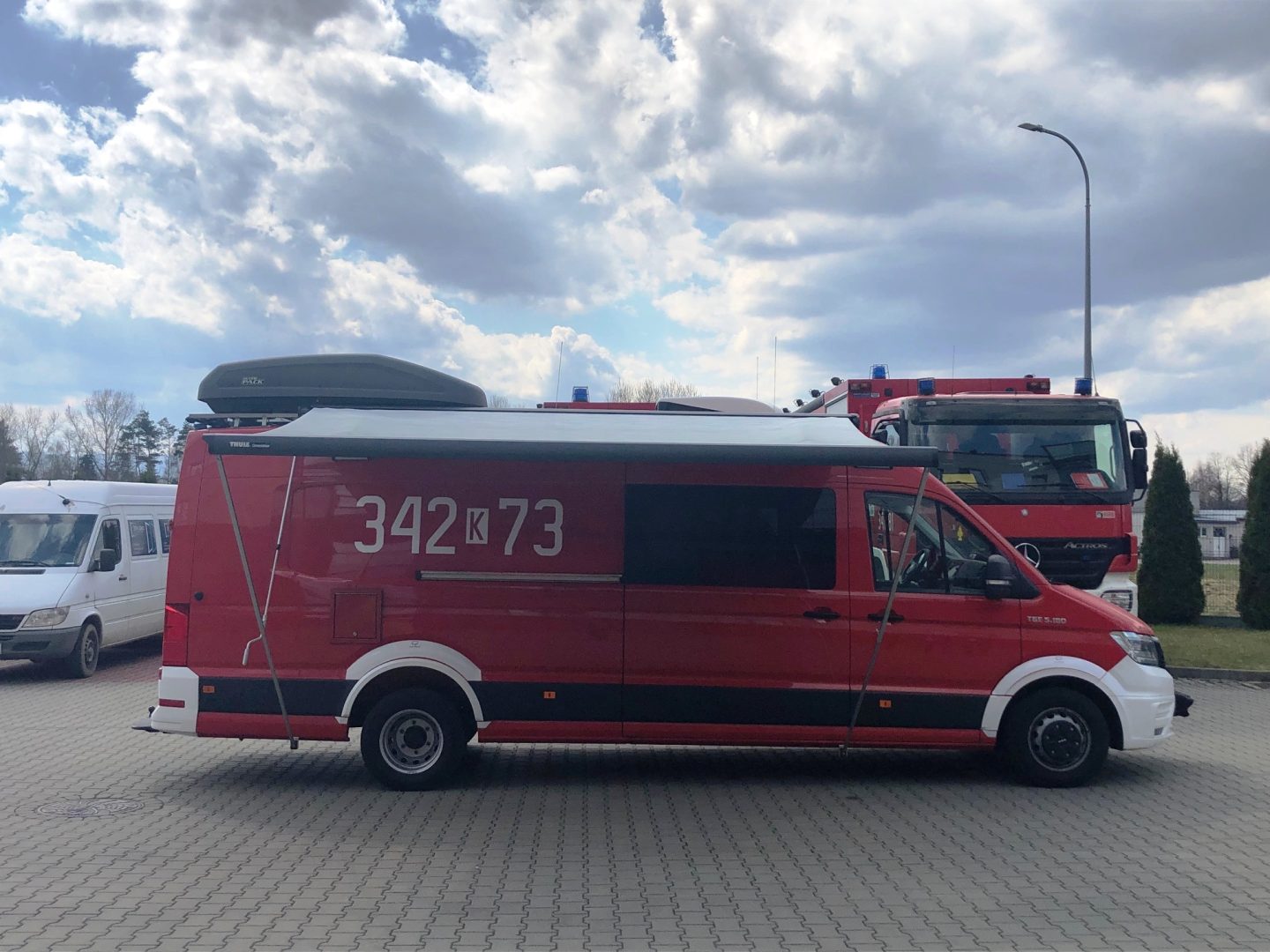 nowy samochód do przewozu zespołów poszukiwawczych