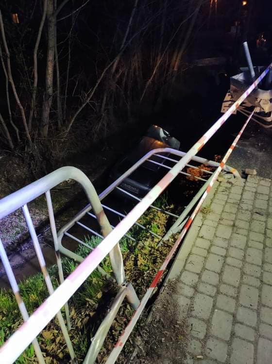 Korzenna samochód w potoku