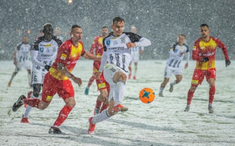 Remis na śniegu. Sandecja i Korona Kielce podzieliły się punktami