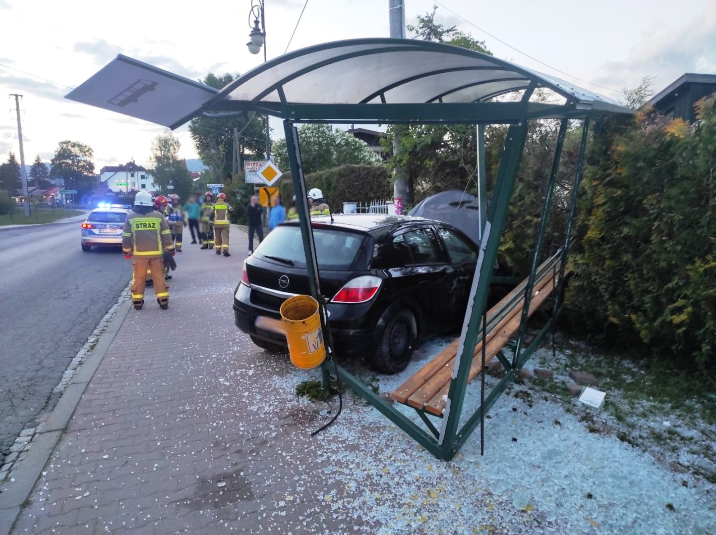 Złockie, kolizja, wiata przystankowa, Opel Astra