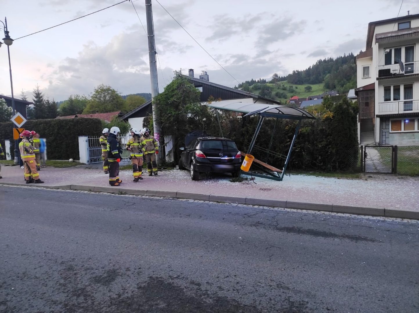 Złockie, kolizja, wiata przystankowa, Opel Astra