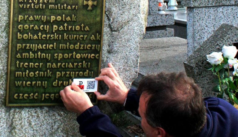 Z nagrobka legendarnego kuriera zniknęła tabliczka z kodem