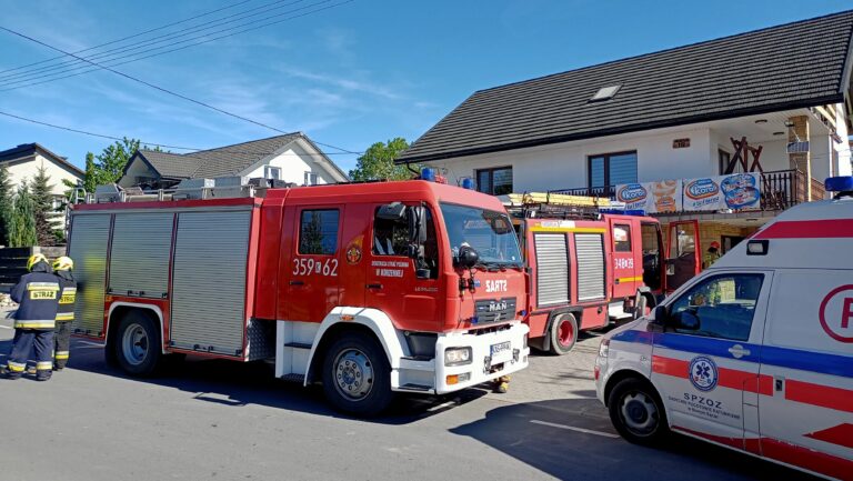 Miłkowa. Osobówka uderzyła w zaparkowany samochód
