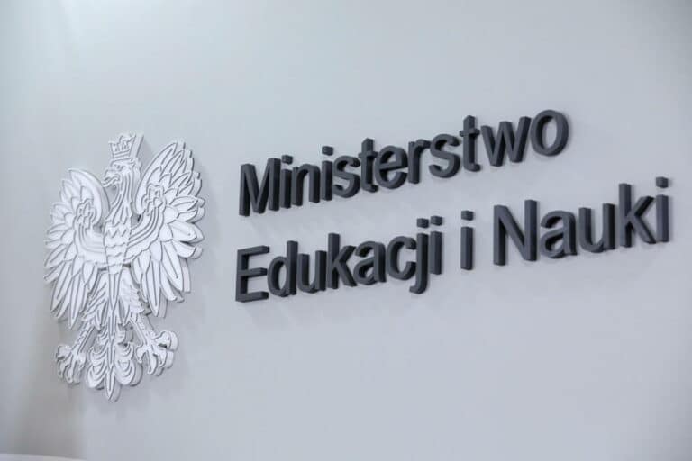 Weszło w życie rozporządzenie o podwyżkach dla nauczycieli. Zasadnicza pensja dyplomowanego: 4224 zł brutto