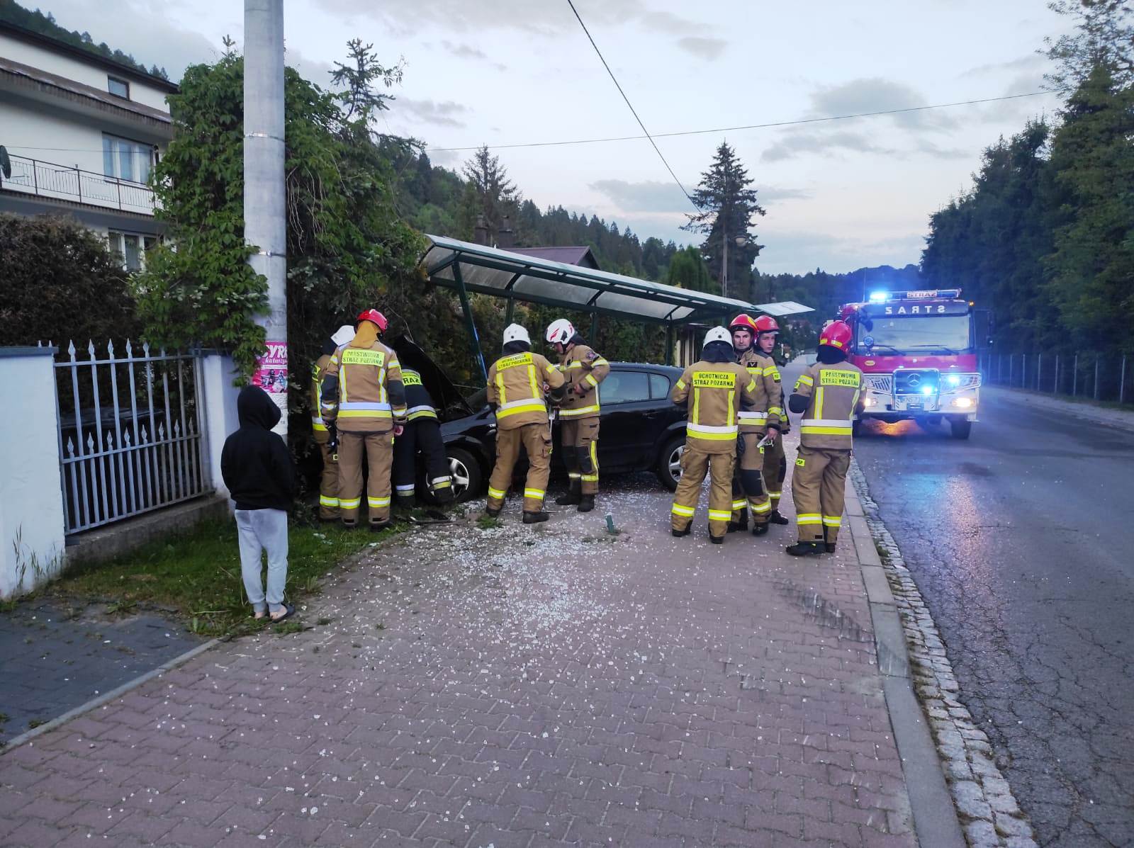 Złockie, kolizja, wiata przystankowa, Opel Astra