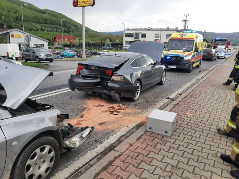 Łącko. Zderzenie dwóch audi i peugeota. Kobieta w szpitalu