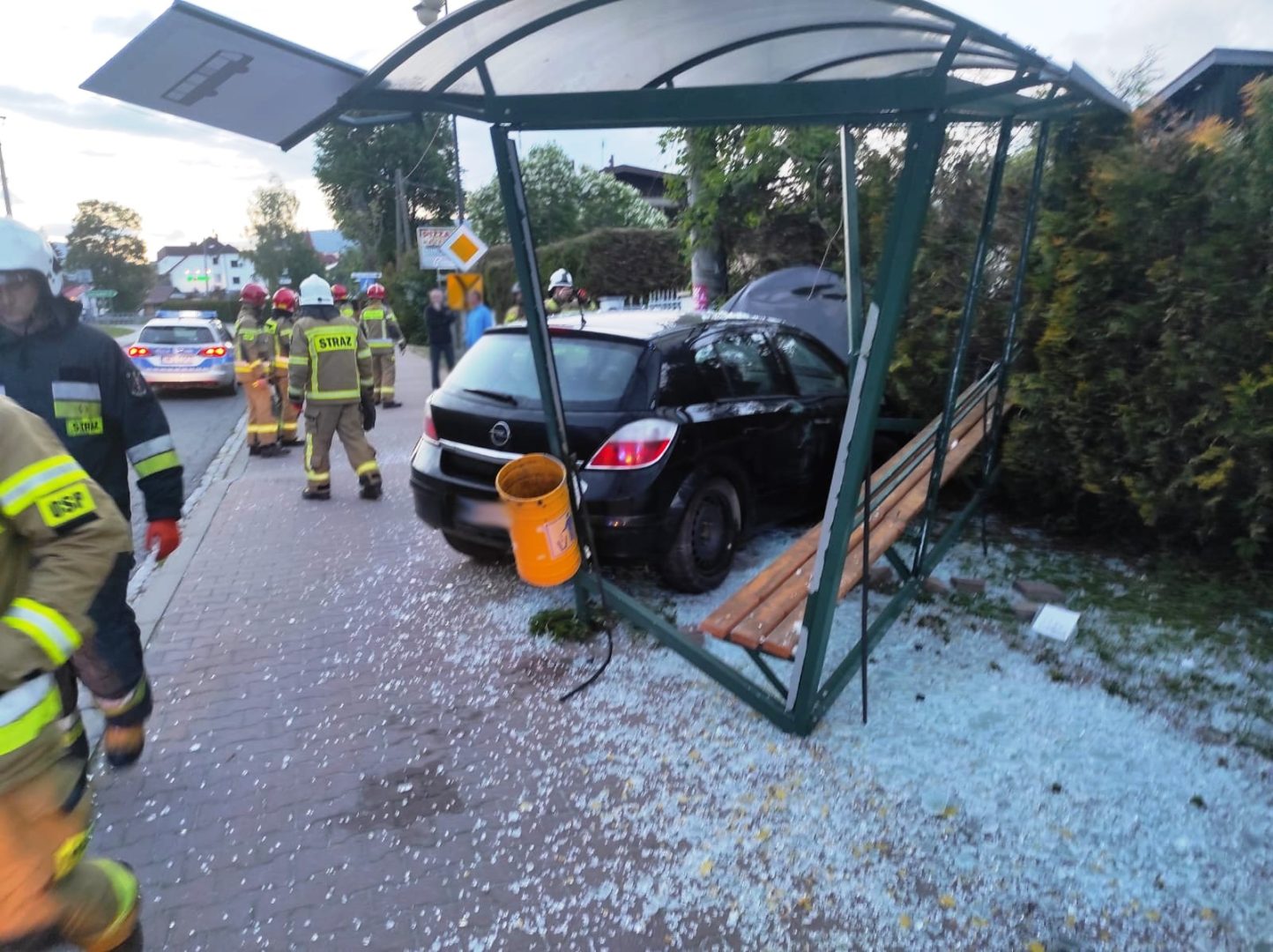 Złockie, kolizja, wiata przystankowa, Opel Astra