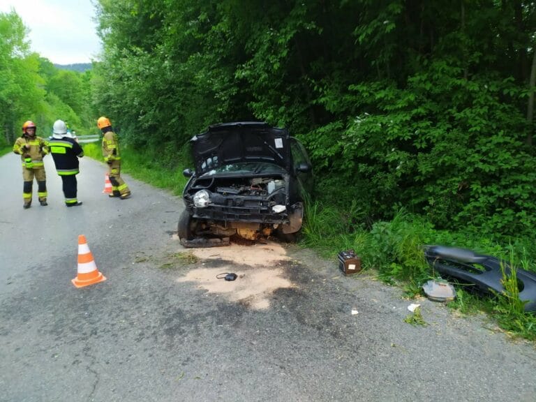 Kotów. Samochód wypadł z drogi i uderzył w przepust