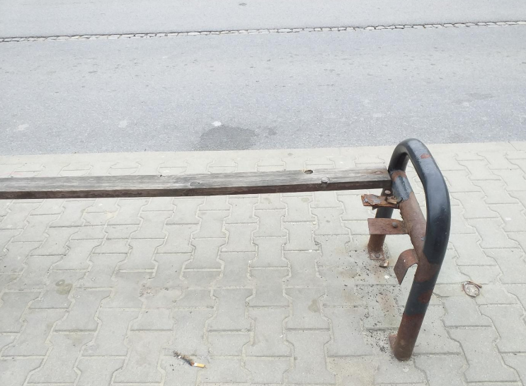 MZD, MPK Nowy Sącz, uszkodzona ławeczka