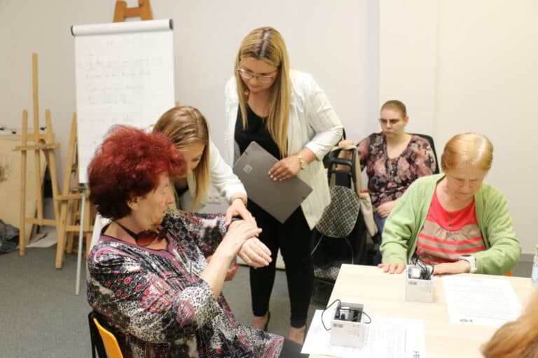Seniorzy z Limanowej dostali opaski bezpieczeństwa
