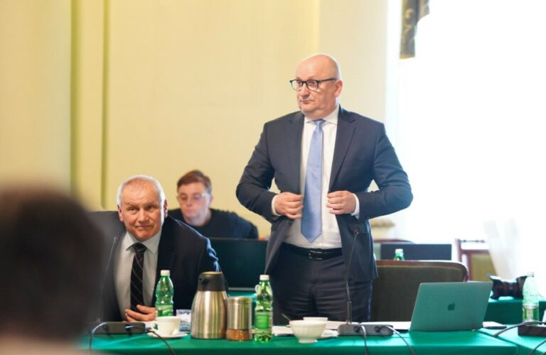 Koniec epidemii w sądeckim ratuszu. Przewodniczącym samorządu – dr Krzysztof Głuc. Są nowi zastępcy
