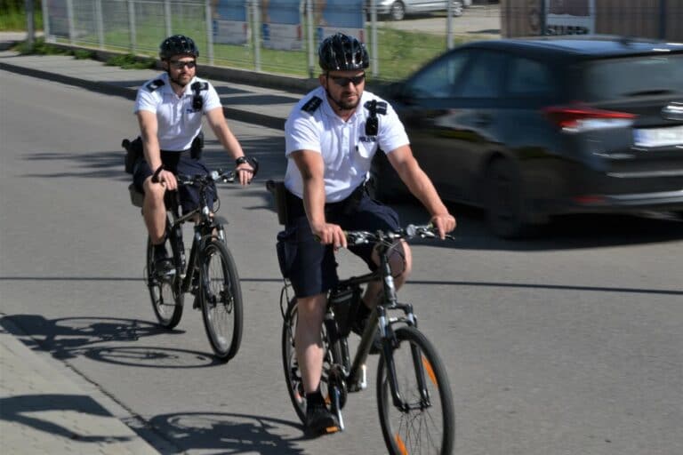 Ruszyły uzbrojone, policyjne patrole rowerowe. Dotrą tam, gdzie radiowozy nie mogą