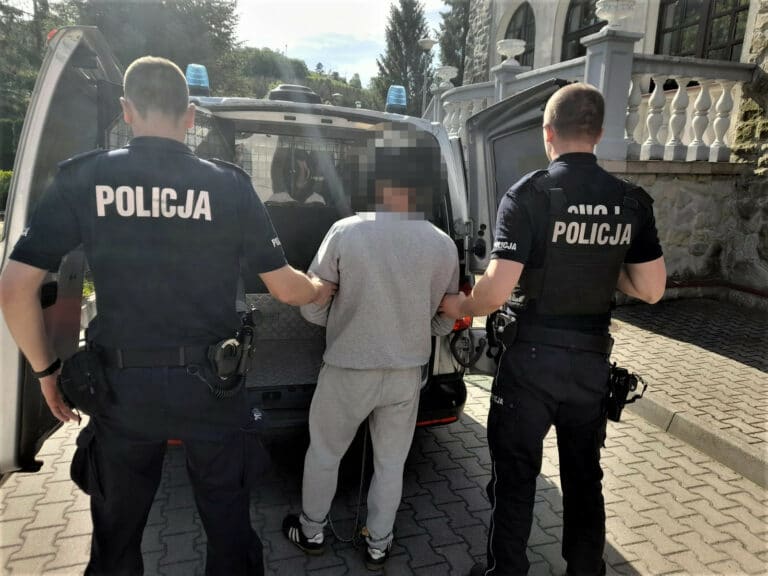 Chcieli pomóc mężczyźnie leżącemu na jezdni, ten zaatakował ich maczetą i łopatą. Obława policyjna w Suchej Strudze