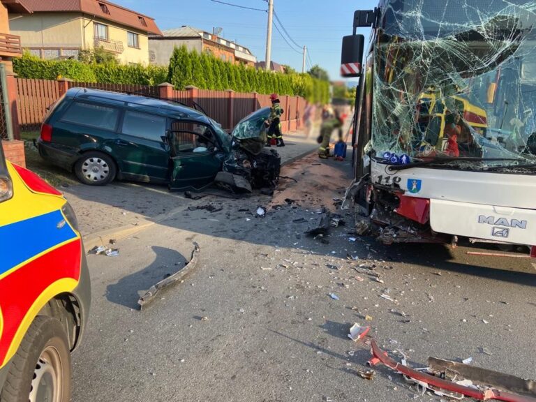 Nowy Sącz. 34-latek bez prawa jazdy wjechał w autobus MPK. Policja wyjaśnia jak doszło do wypadku