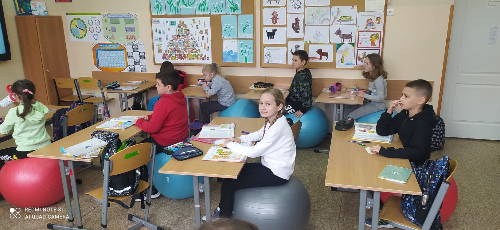 Januszowa uczniowie na piłkach