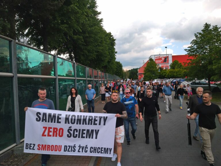 Nowy Sącz. ,,Smród nas zabija!” Mieszkańcy tłumnie przyszli pod OSM po konkrety