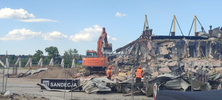 Po starym stadionie Sandecji nie ma już śladu. Wyburzono budynek klubowy [FILM, ZDJĘCIA]