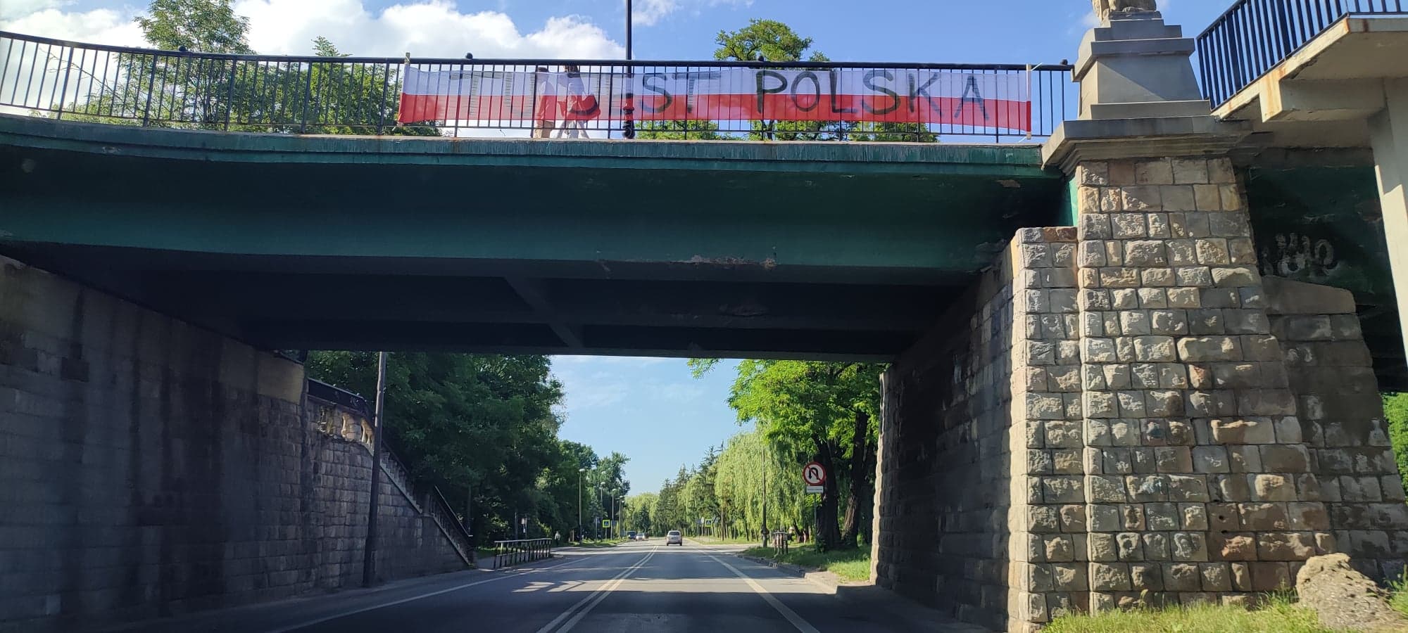 Tu jest Polska, baner w barwach narodowych, flaga, Nowy Sącz, Aktywiści Nowy Sącz, Mariusz Bożyk, most lwowski
