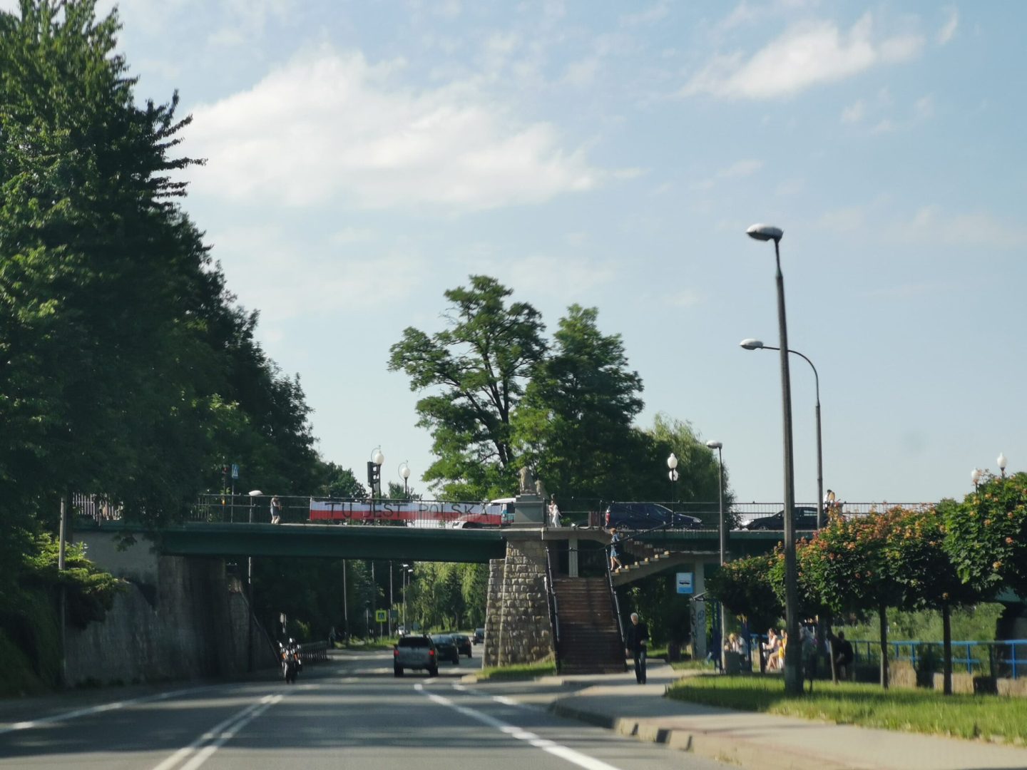 Tu jest Polska, baner w barwach narodowych, flaga, Nowy Sącz, Aktywiści Nowy Sącz, Mariusz Bożyk, most lwowski