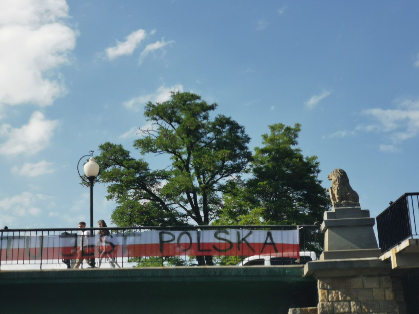 Tu jest Polska, baner w barwach narodowych, flaga, Nowy Sącz, Aktywiści Nowy Sącz, Mariusz Bożyk, most lwowski