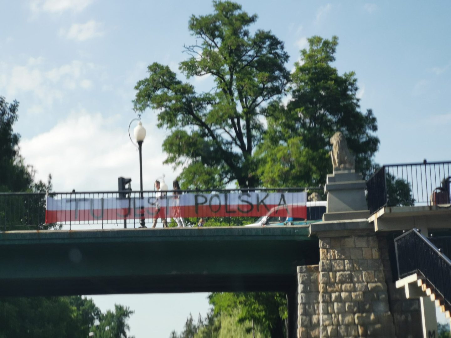 Tu jest Polska, baner w barwach narodowych, flaga, Nowy Sącz, Aktywiści Nowy Sącz, Mariusz Bożyk, most lwowski