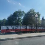 Tu jest Polska, baner w barwach narodowych, flaga, Nowy Sącz, Aktywiści Nowy Sącz, Mariusz Bożyk, most lwowski