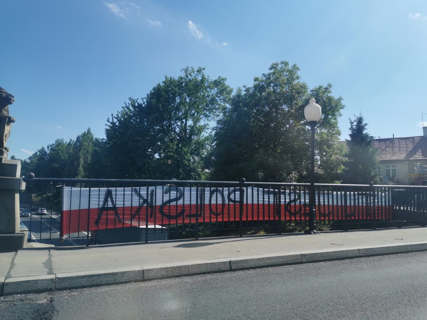 Tu jest Polska, baner w barwach narodowych, flaga, Nowy Sącz, Aktywiści Nowy Sącz, Mariusz Bożyk, most lwowski