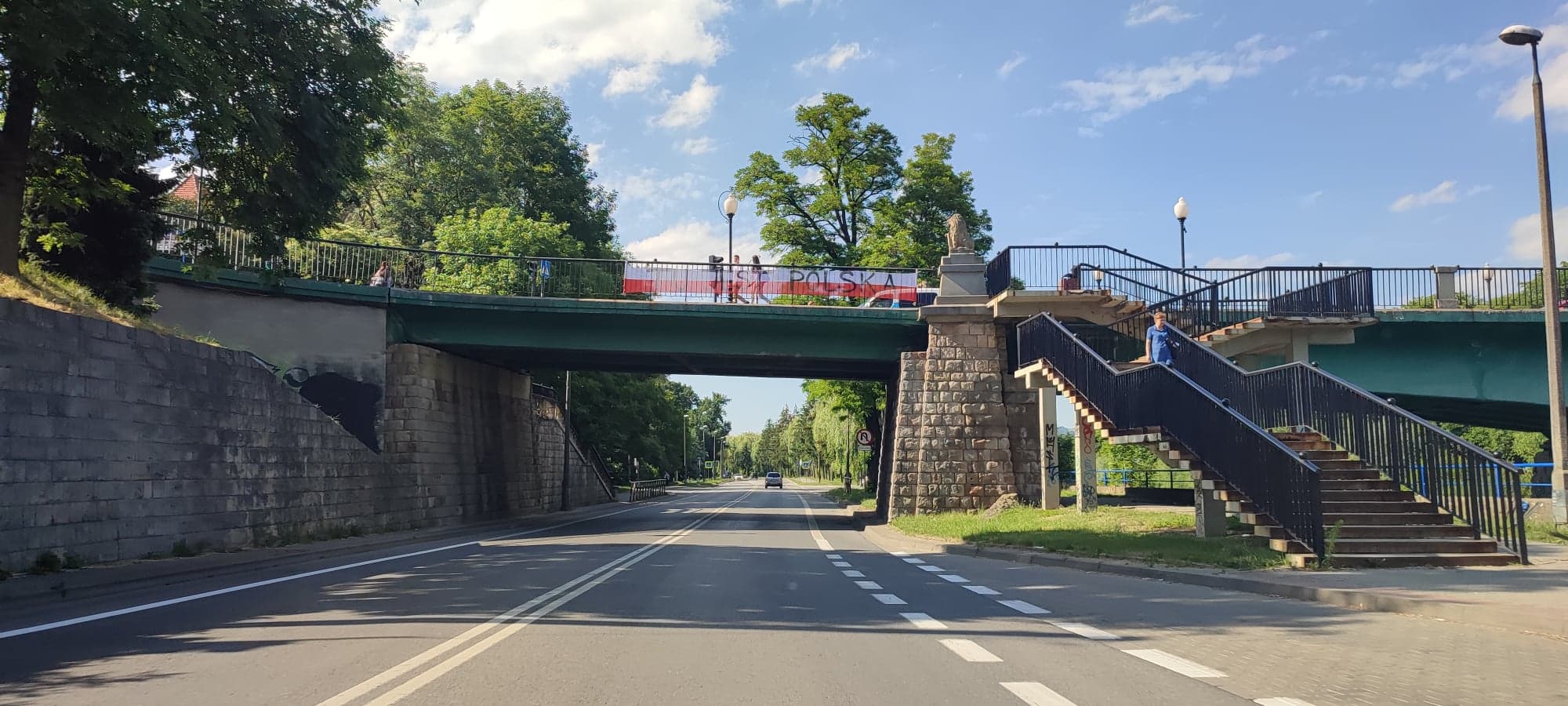 Tu jest Polska, baner w barwach narodowych, flaga, Nowy Sącz, Aktywiści Nowy Sącz, Mariusz Bożyk, most lwowski