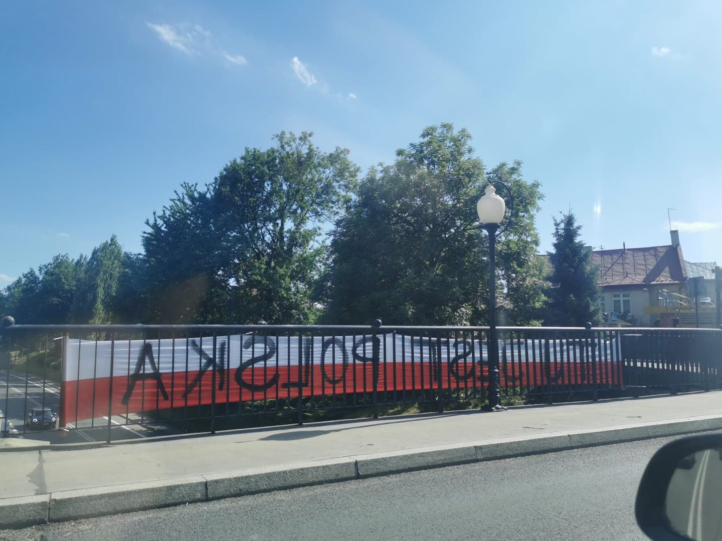 Tu jest Polska, baner w barwach narodowych, flaga, Nowy Sącz, Aktywiści Nowy Sącz, Mariusz Bożyk, most lwowski