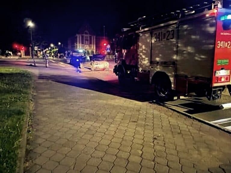 Nowy Sącz. Nocna kraksa 20-letnich kierowców