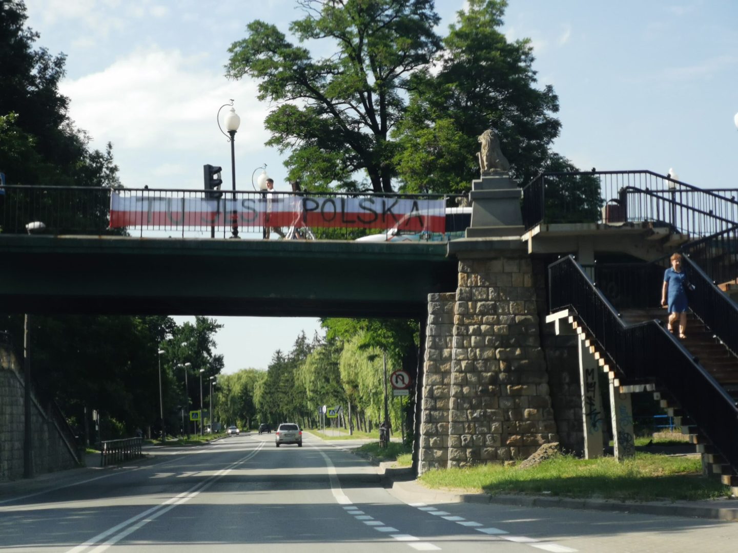 Tu jest Polska, baner w barwach narodowych, flaga, Nowy Sącz, Aktywiści Nowy Sącz, Mariusz Bożyk, most lwowski