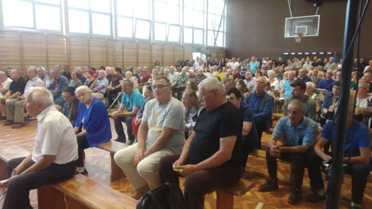 Mieszkańcy osiedla Poręba Mała tłumnie ruszyli na wybory. Zacięta walka o szefostwo