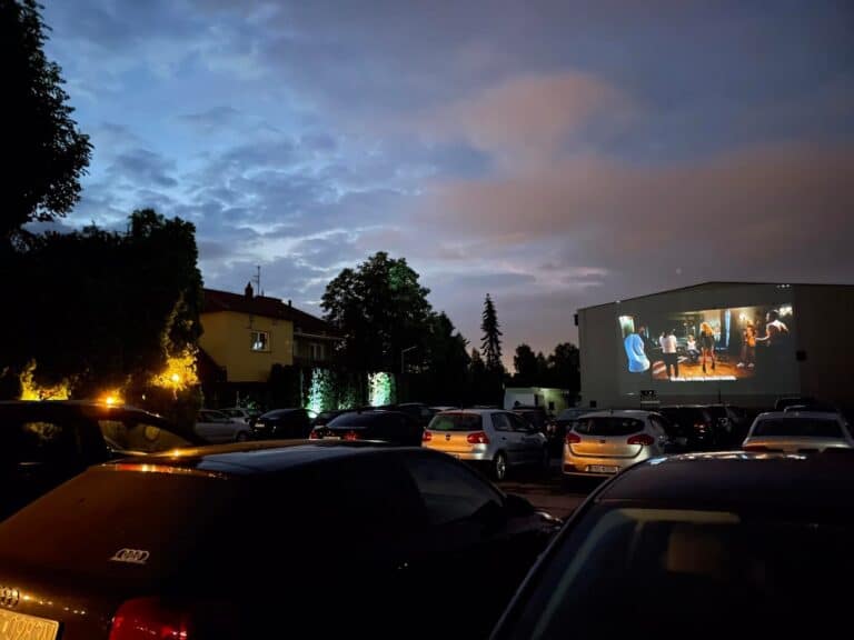 Nowy Sącz. Parking zamieni się w widownię, mur – w ekran. Letnie kino samochodowe START!