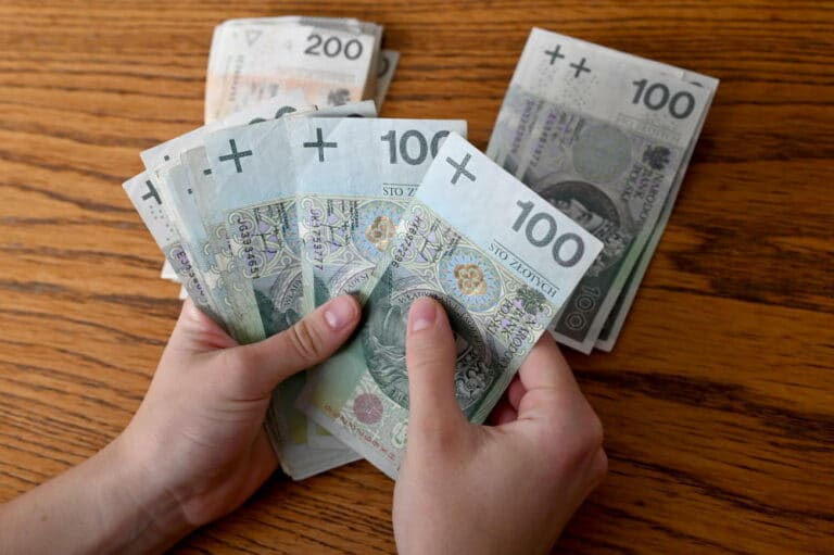 Najniższa pensja wzrośnie w 2023 dwukrotnie. Oto plan rządu