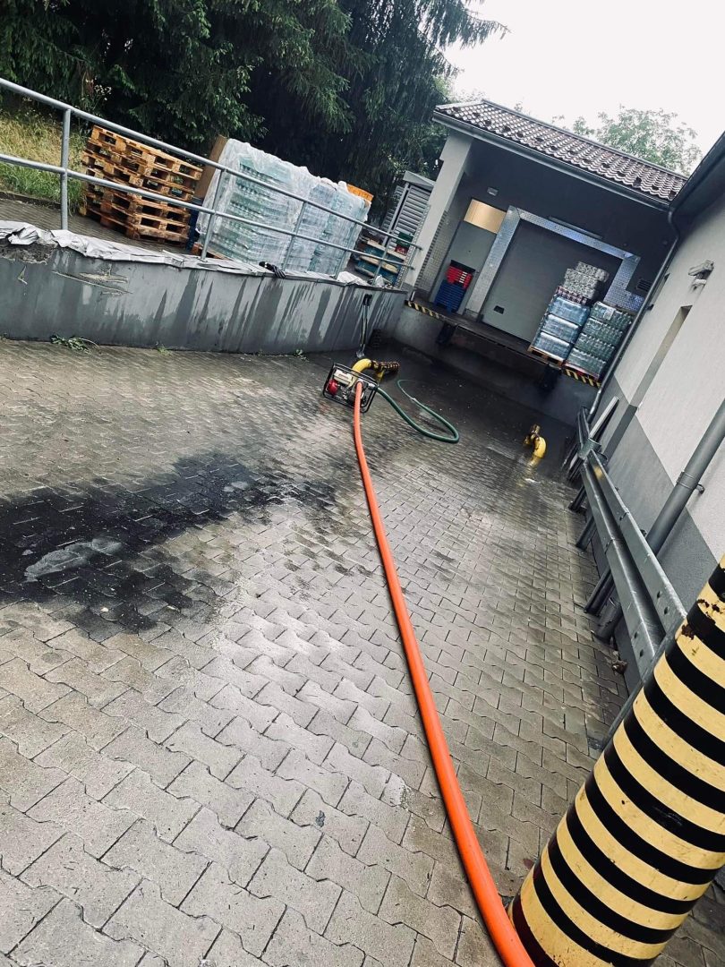 Biała Wyżna, naruszona konstrukcja, zalany sklep, respirator, akcje strażackie