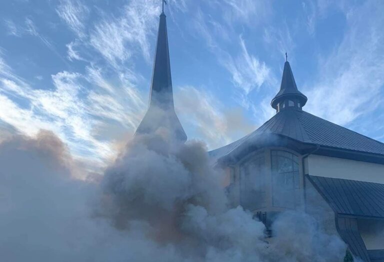 Słopnice. Przy kościele wybuchł pożar. Dym spowił budynek