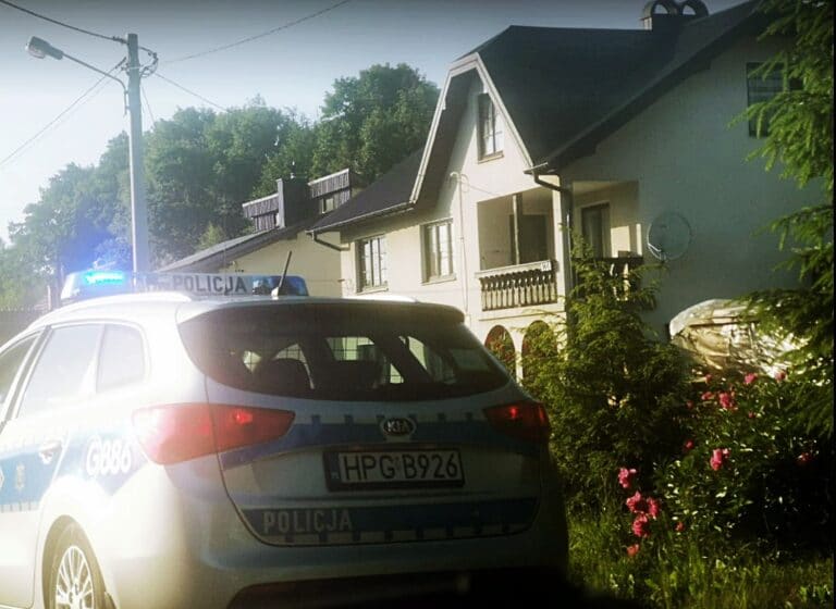 Brunary. 22-letni rowerzysta wjechał z impetem w zaparkowane auto. Powód nie dziwi