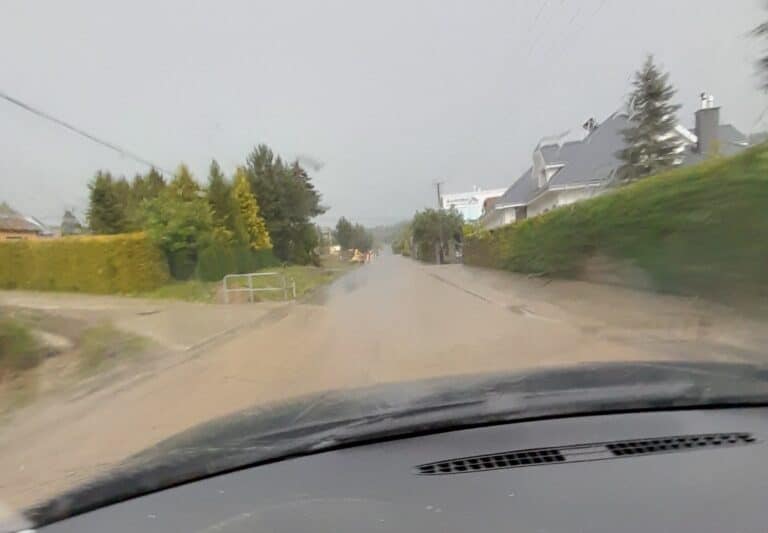 Burza nad Sądecczyzną. Powalone drzewa i woda na drogach