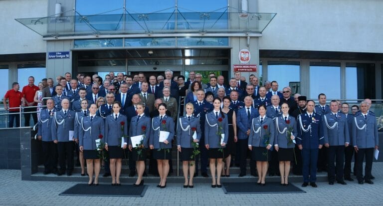 Święto Policji w Nowym Sączu. Medale i awanse dla zasłużonych stróżów prawa