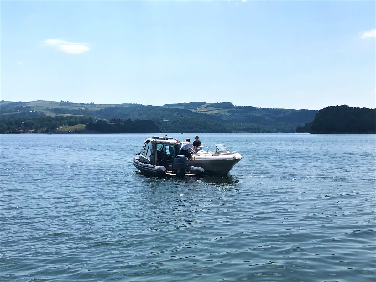 Policyjny patrol na Jeziorze Rożnowskim